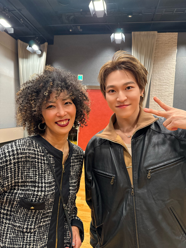 赞多首张实体专辑《序章》全网上线 带来超燃舞曲风潮 (3).jpg