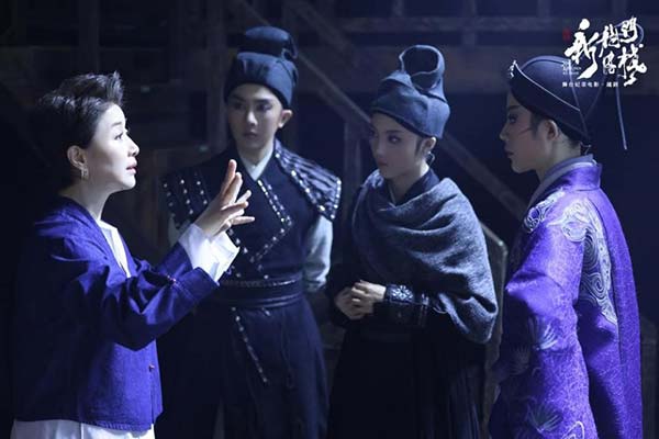 茅威涛与演员讲戏.jpg 茅威涛与演员讲戏.jpg